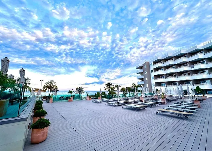 Beautiful Sea View Apartment & Direct Pool Access