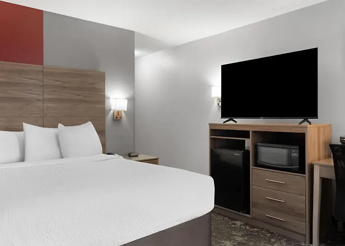 Ramada By Wyndham Cedar Rapids South