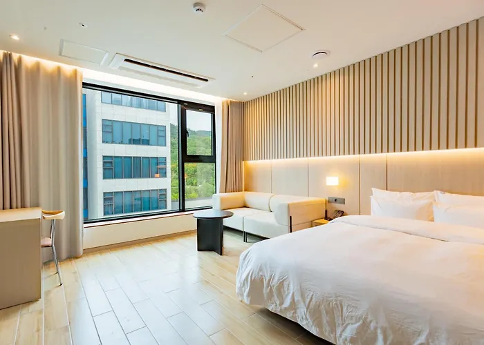 Hound Hotel Hyeoksindosi Branch