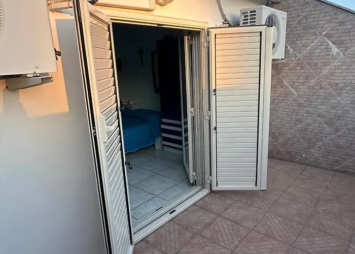 Villetta Tina a 50 m dal Mare -Residence -Ampio Giardino Privato- Parking