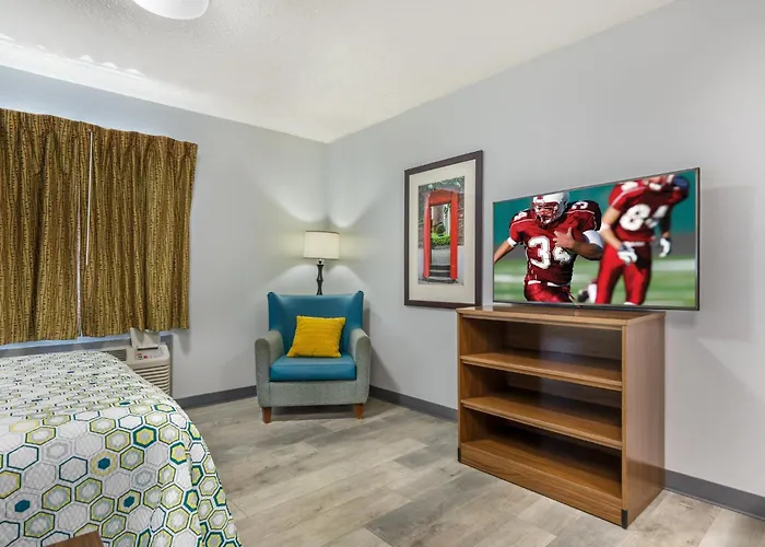 Hometowne Studios & Suites By Red Roof Greensboro