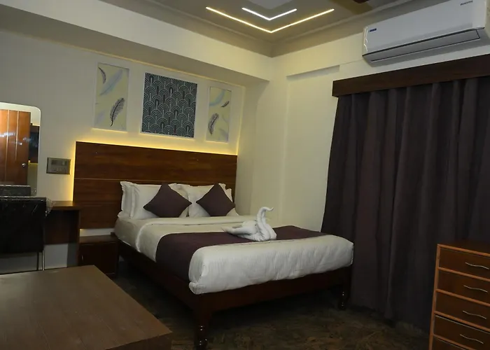 Hotel Maitreya Inn Near Cmc Hospital, Vit, Sripuram Temple,Naruvi Hospital