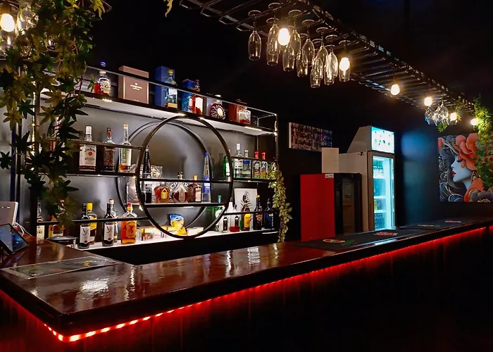 Crown Royale Hotel & Lounge