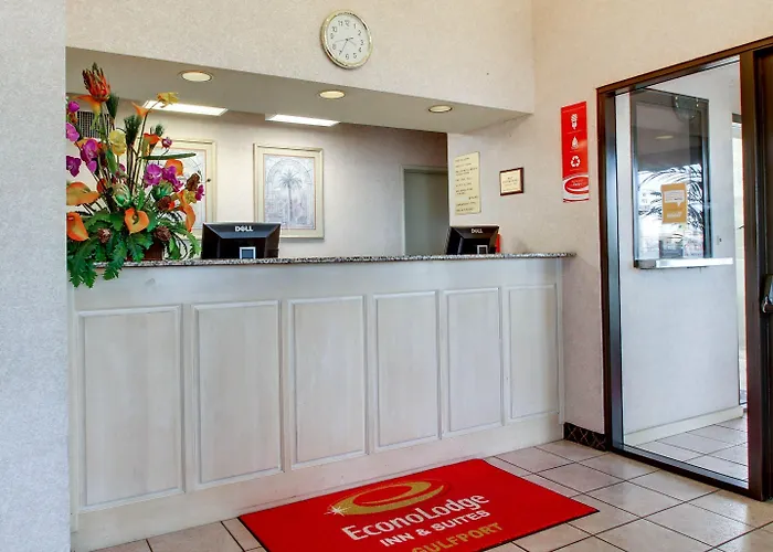 Econo Lodge Inn & Suites Gulfport Airport