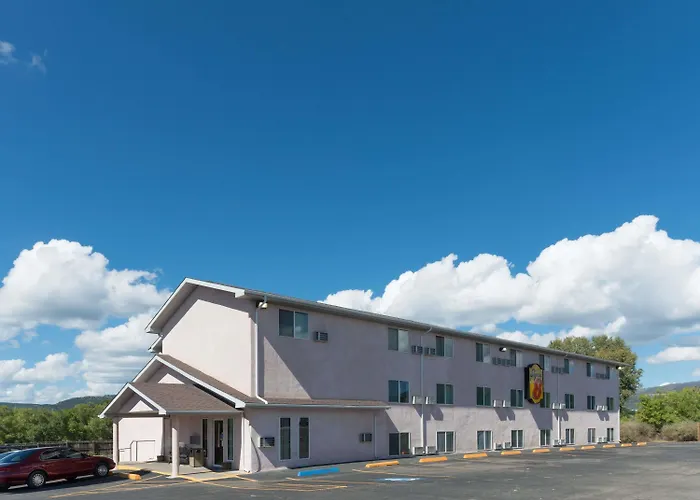 Super 8 By Wyndham Raton