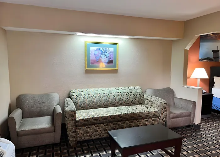 Days Inn & Suites By Wyndham Pine Bluff