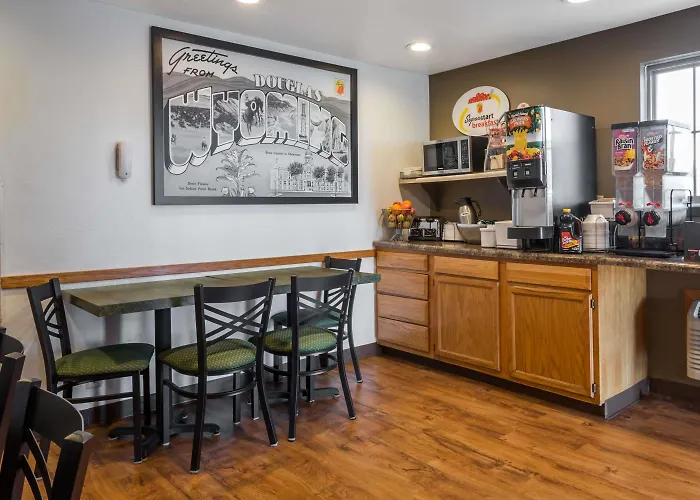 Super 8 By Wyndham Douglas