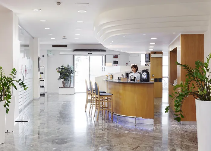 City Hotel & Suites