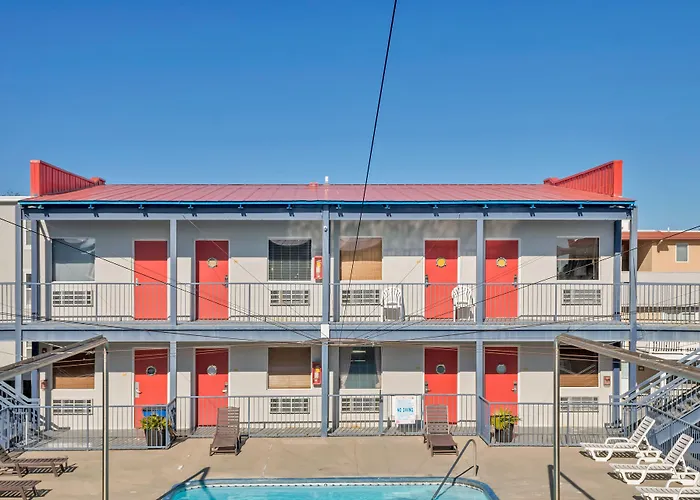 Sea And Breeze Hotel And Condo