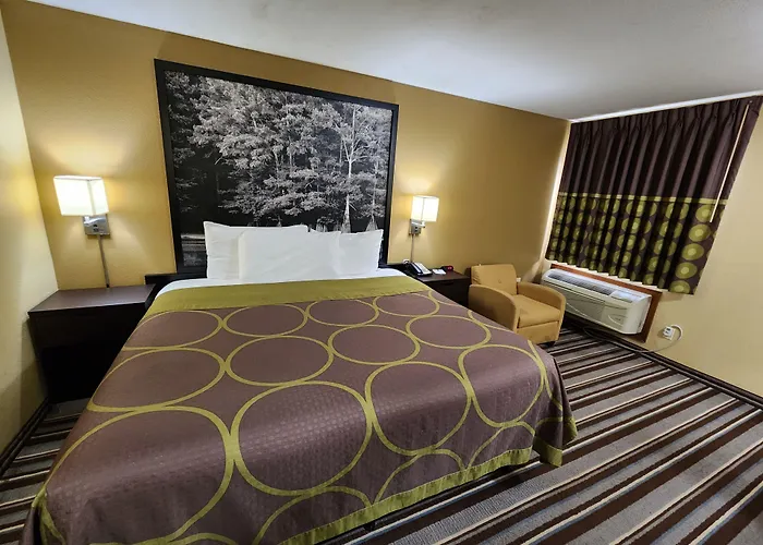 Super 8 By Wyndham Pine Bluff