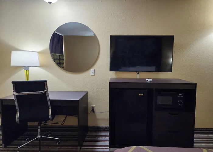 Super 8 By Wyndham Pine Bluff