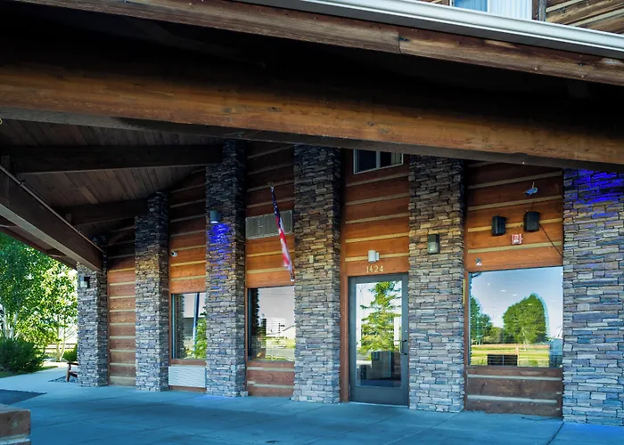 Pinedale Hotel & Suites