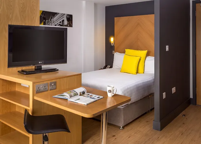 Roomzzz Leeds City West