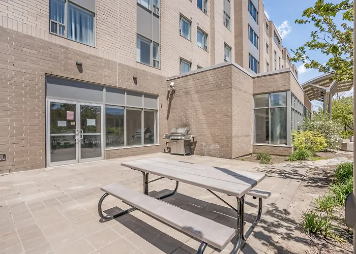 Residence & Conference Centre - Niagara-On-The-Lake