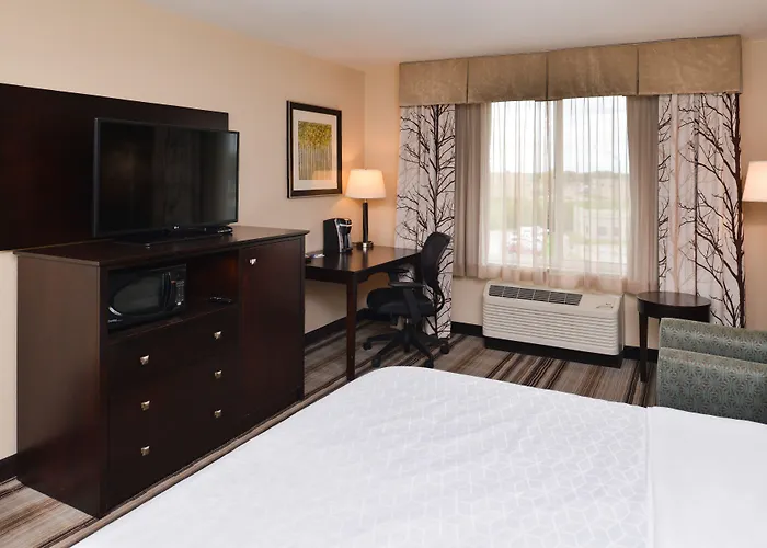 Holiday Inn Express & Suites Emporia Northwest By Ihg