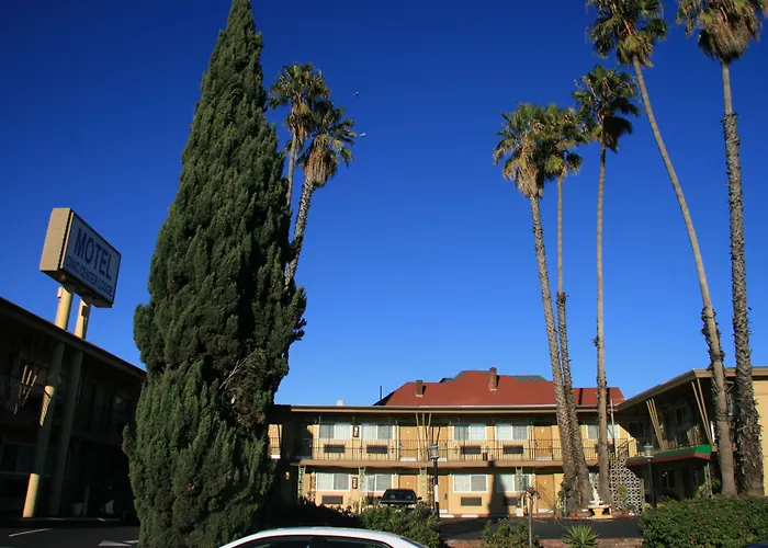 Civic Center Lodge / Lake Merritt Bart Oakland