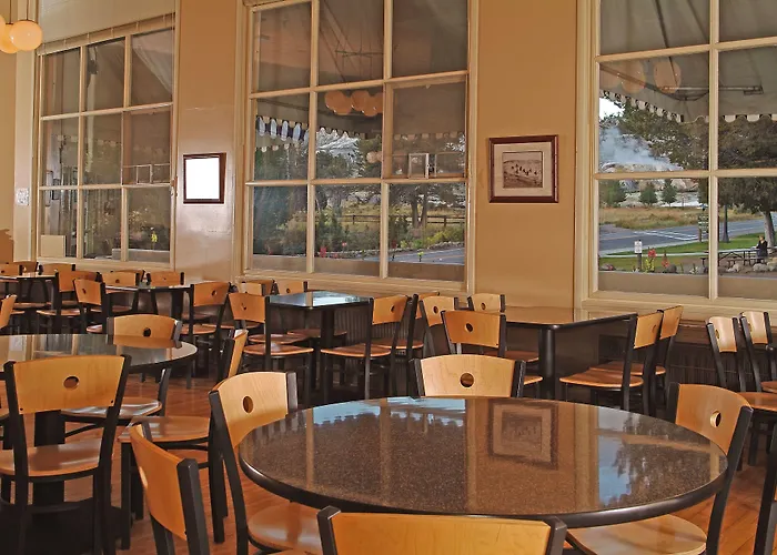 Mammoth Hot Springs Hotel
