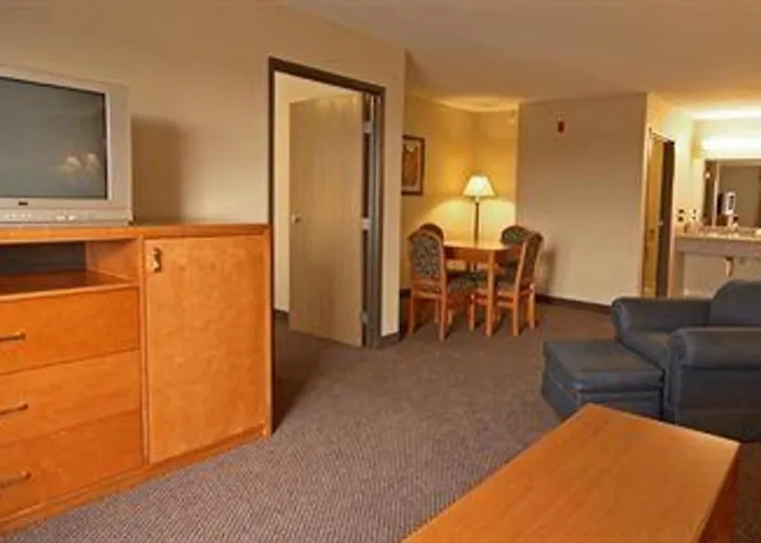 Paola Inn&Suites