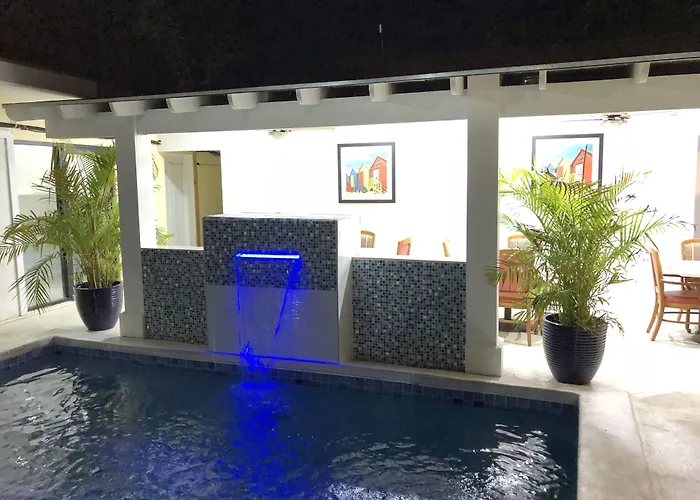 Colony Club Inn & Suites