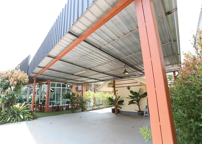 Hotel The Garage Chiang Rai