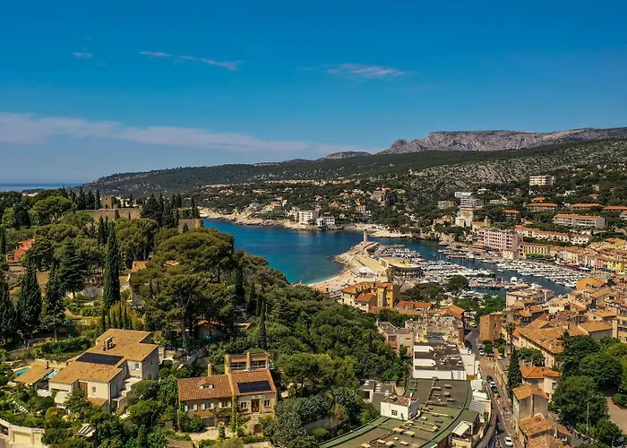 Hôtel Eden Cassis - centre-ville- piscine chauffée, jacuzzi et sauna - parking privé