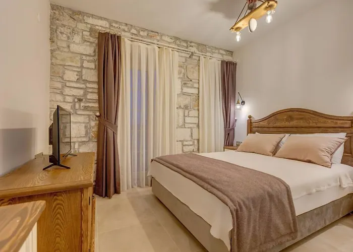 Navalia Hotel