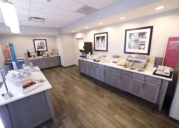 Hampton Inn & Suites Forest City