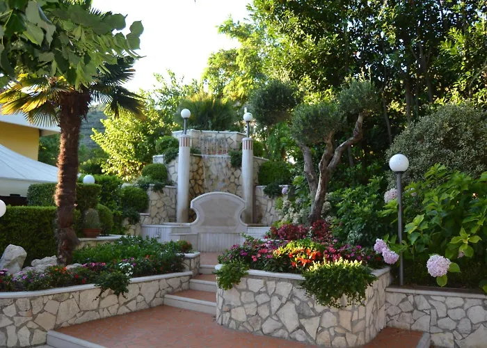 Yellow Park Hotel