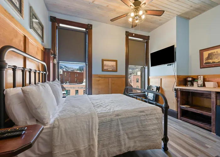 Historic Iron Horse Inn - Deadwood