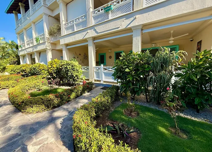 La Dolce Vita Beachfront Apt 2
