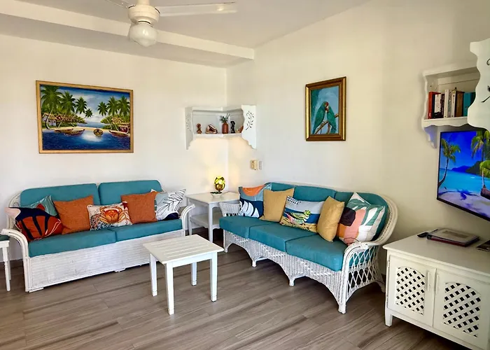 La Dolce Vita Beachfront Apt 2