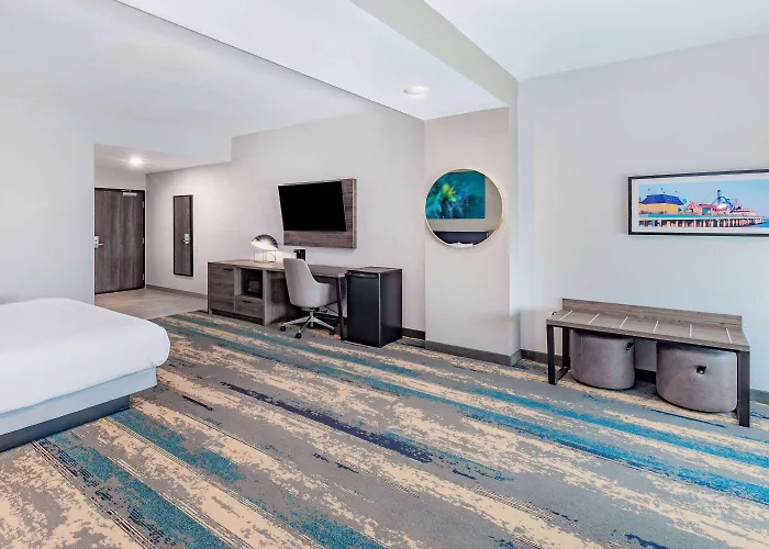 La Quinta Inn & Suites By Wyndham Galveston North At I-45
