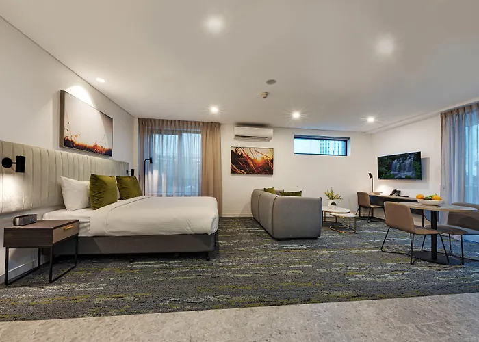 Littomore Suites Kingswood