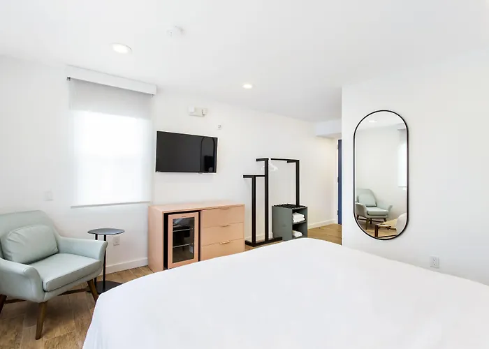 Grove Hotel