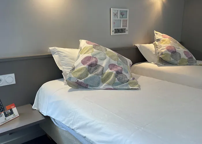 Logis Hotel Castel De Mirambel