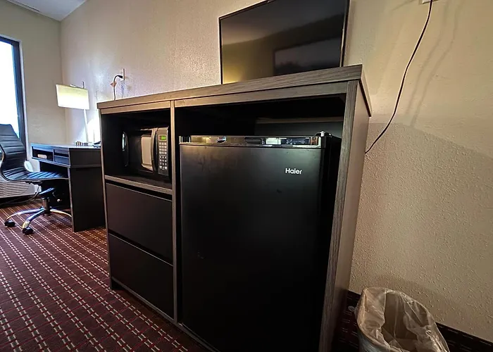 Super 8 By Wyndham Metropolis Motel