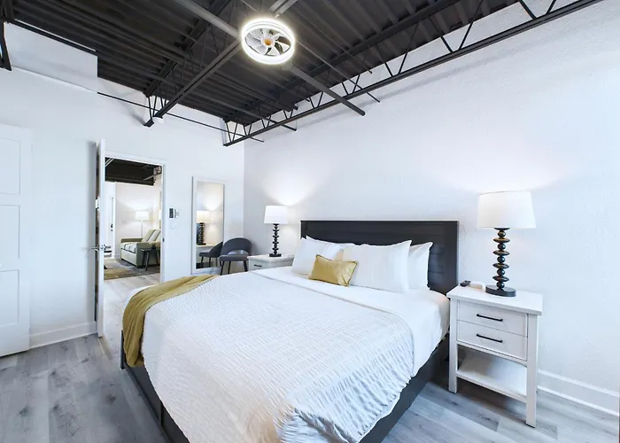 Minutes To Port! Loft Near Dining & Fun -Unit 207
