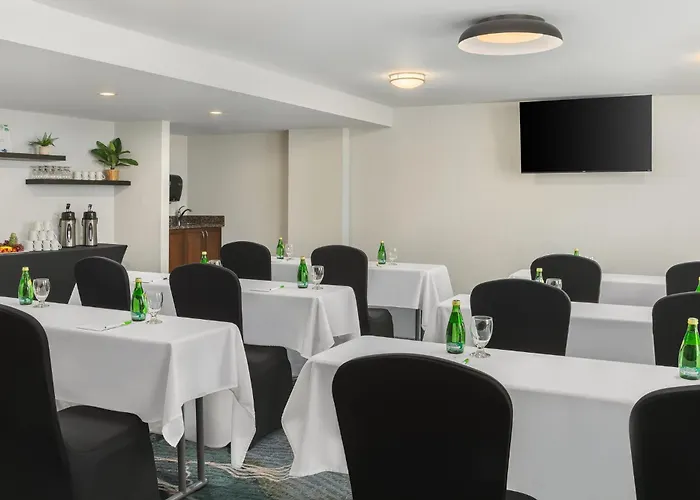 Holiday Inn Oakville Centre By Ihg