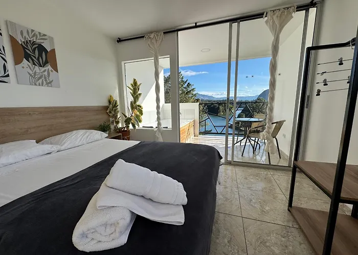La Madriguera Hotel Guatapé Con Embalse