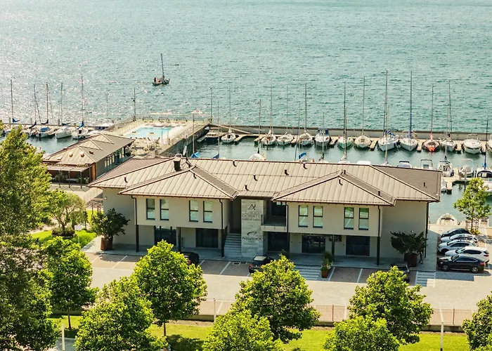 Lago Dorato Marina Lodge - Lakefront