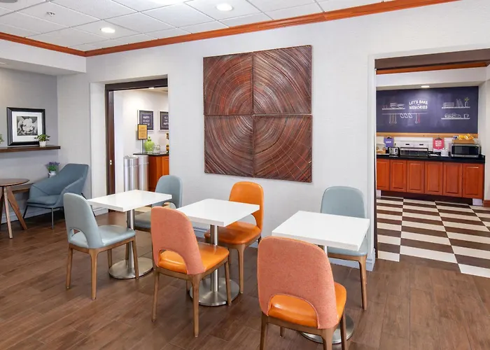 Newly Renovated Hampton Inn Omaha West Lakeside