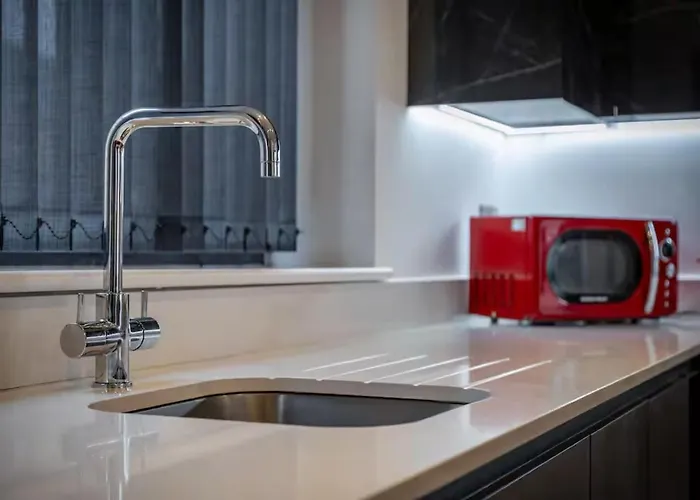 Modern 3 Bed Apartment Near Manchester City Centre - Pass The Keys