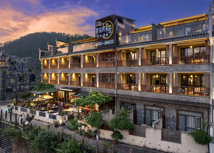 Phoenix Ancient Hill Riverside View Hotel- Offers Free One-Way High-Speed Rail Pick-Up Service -Two Cups Free Cockt-Free Self-Service Washing Machine With Dryer