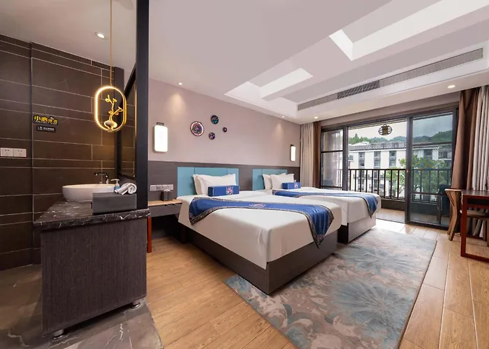 Phoenix Ancient Hill Riverside View Hotel- Offers Free One-Way High-Speed Rail Pick-Up Service -Two Cups Free Cockt-Free Self-Service Washing Machine With Dryer