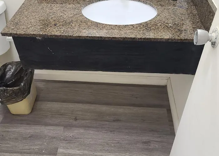 Relax Inn And Suites