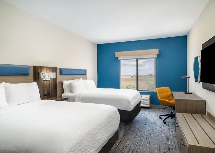 Holiday Inn Express Pratt By Ihg
