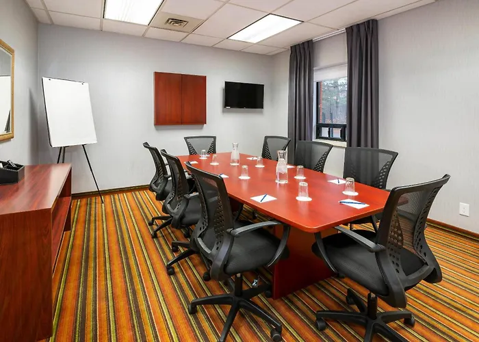 Comfort Hotel & Suites