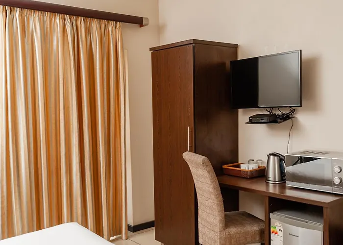 Bayside Hotel 100 Pixley Kaseme Street (West Street)