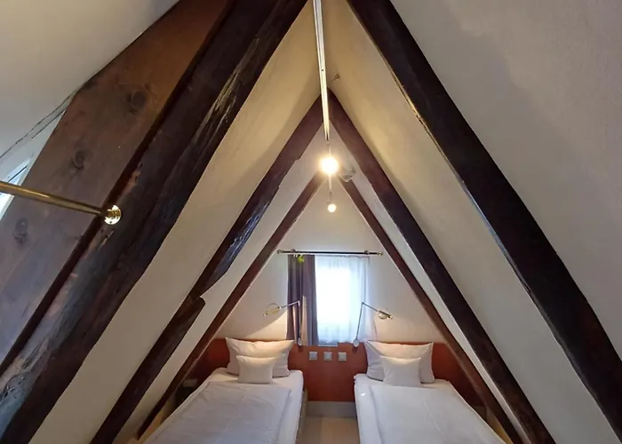 Schiefes Haus