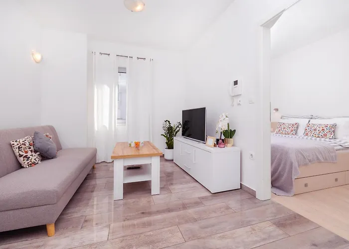 Brand New Lovely Apartment Bella